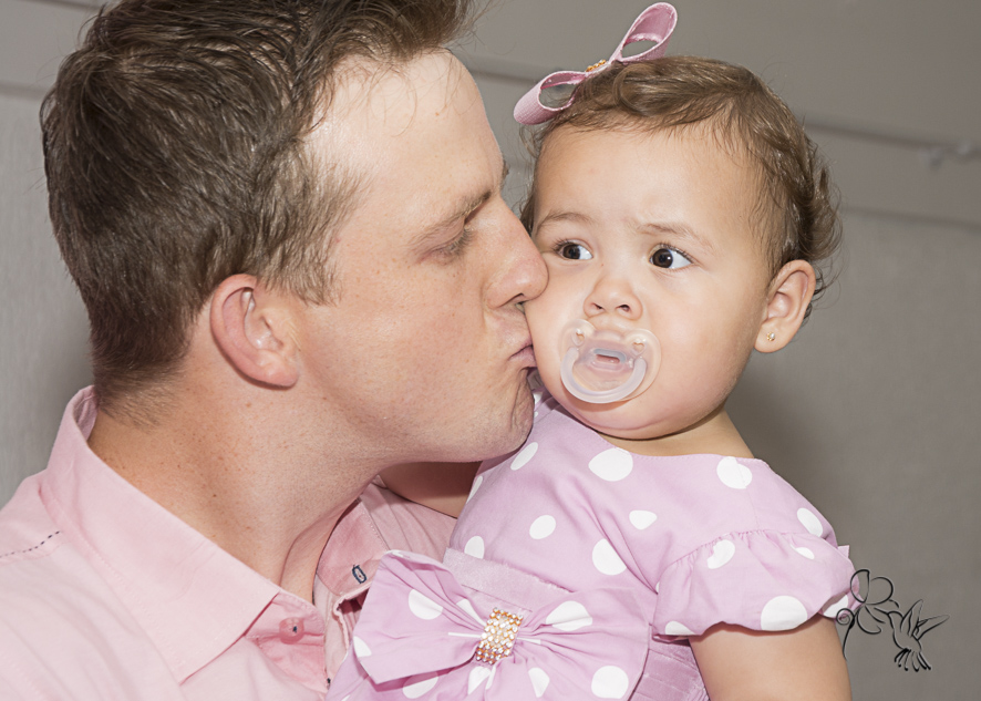 O papai de Manuela beija no seu rostinho, clique by Eli Matos