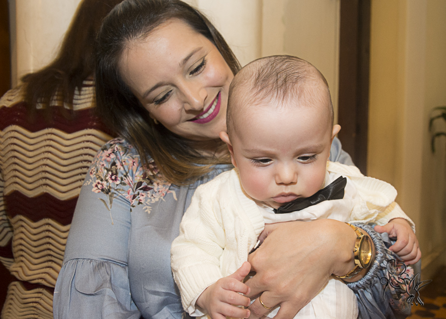 Mãe olha para um dos gêmeos de forma carinhosa, by Eli Matos registra o momento