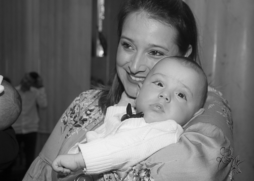 Mãe  aperta bebê em seu colo e sorri, by Eli Matos