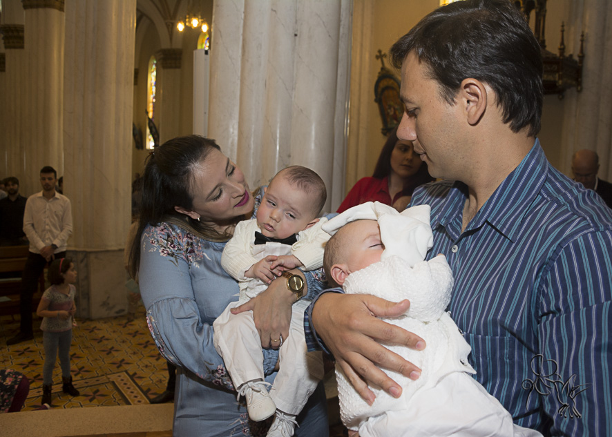 Pais demonstrando olhar carinhoso para gêmeos, registrada por by Eli Matos