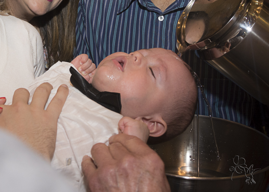 by Eli Matos registrou momento  que o padre derrama a água na cabeça em seu batizado, s]ao gêmeos