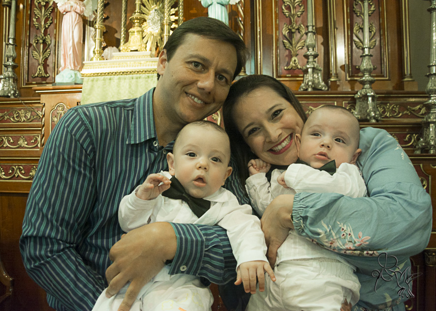 Pais com bebês gêmeos de 10 meses no dia do batizado deles, by Eli Matos registrando tudo