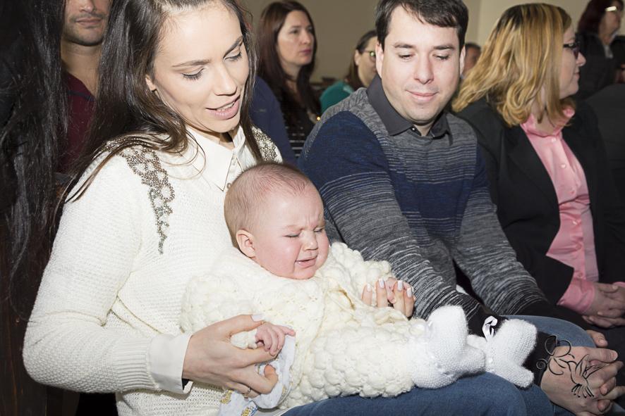 Pais olham carinhosamente para João no dia do seu batizado, clique de by Eli Matos