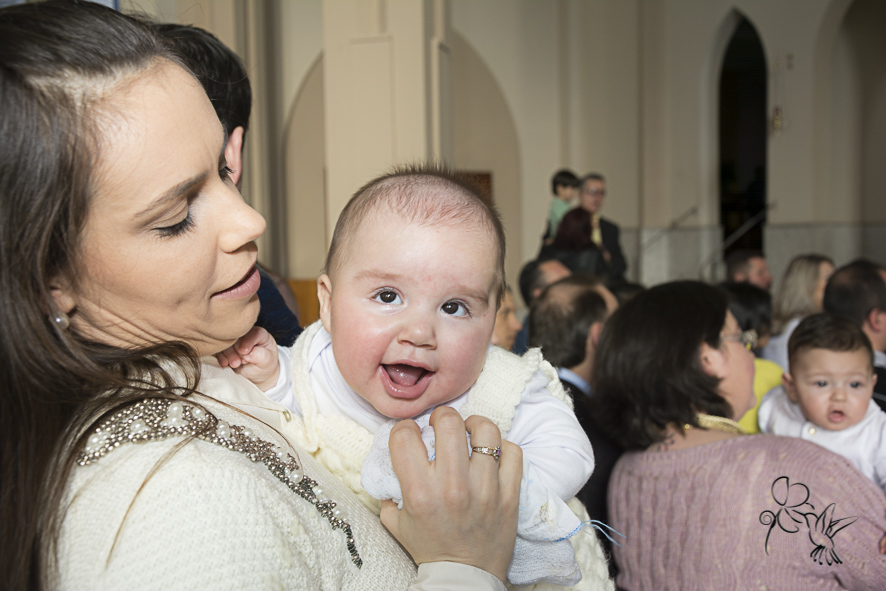 Sorridente está o João no dia do seu batizado,  clicando