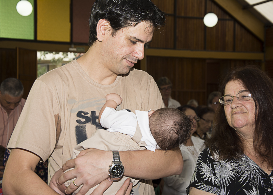 Pai olha carinhosamente para seu bebê,, registrado por by Eli Matos