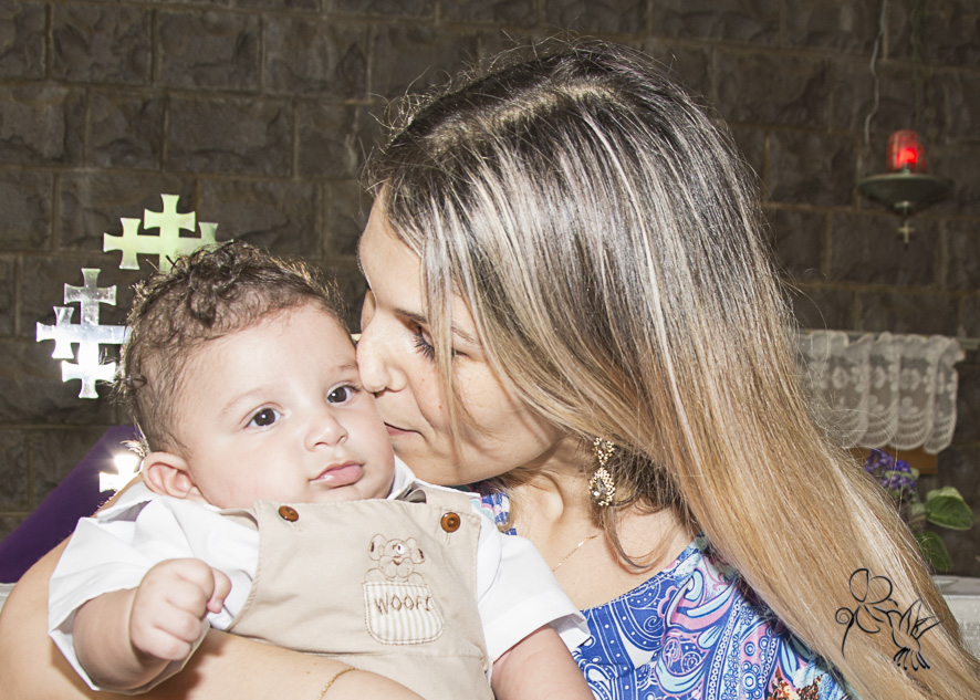 by Eli Matos, registra Pietro sendo beijado carinhosamente por sua mãe.