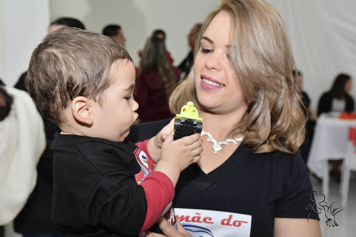 Mãe com criança no colo, clique de by Eli Matos