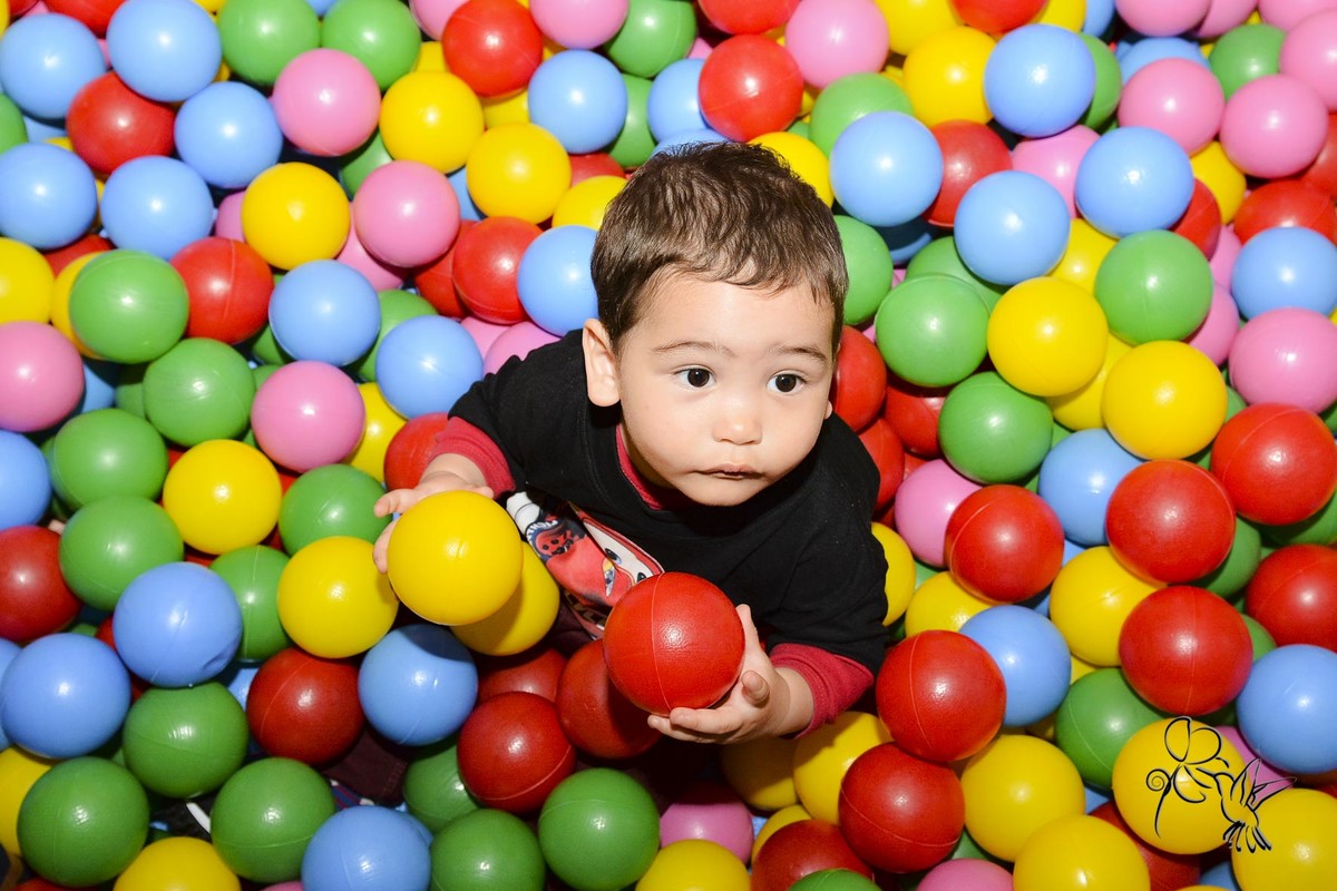 Criança na piscina de bolinhas, ela está bastante séria, clique de by Eli Matos