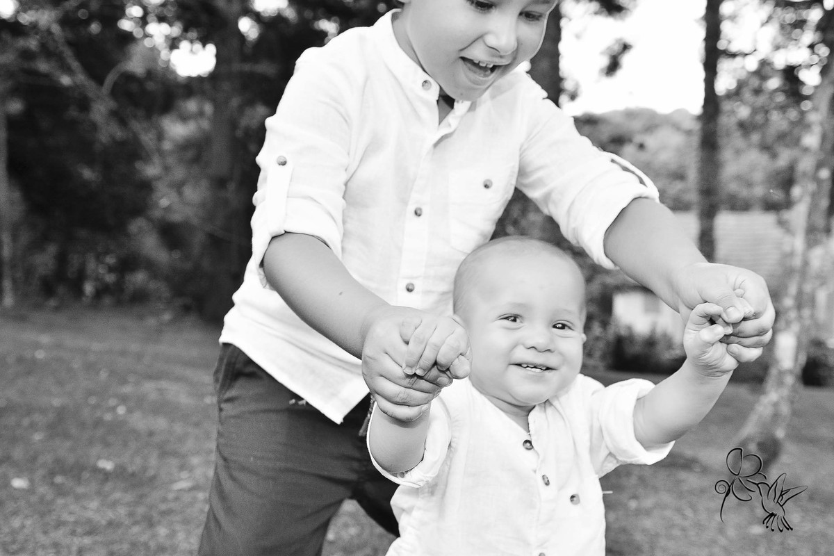 Crianças de mãos dadas sorrindo muito, foro em P