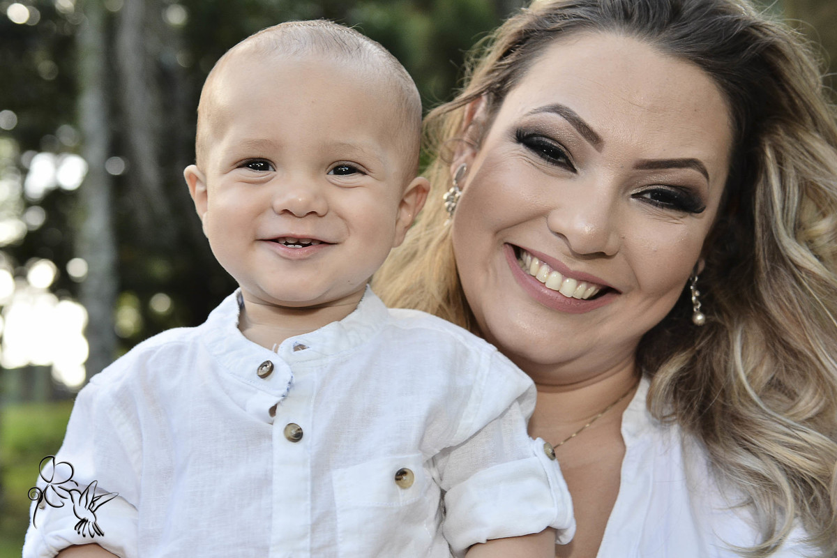 criança sorri alegre na cia da sua mãe em um parque, by eli registrou o momento