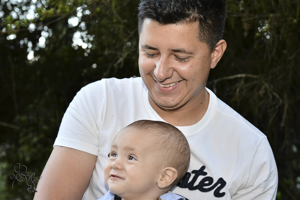 pai e filho juntos, sorrindo, clique de by Eli Matos