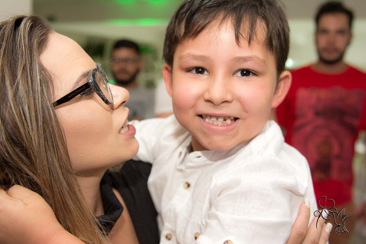 Os pais do Bryan cantam parabéns no aniversário de um aninho, clique de by Eli Matos registra Leoni sorri em sua festa.