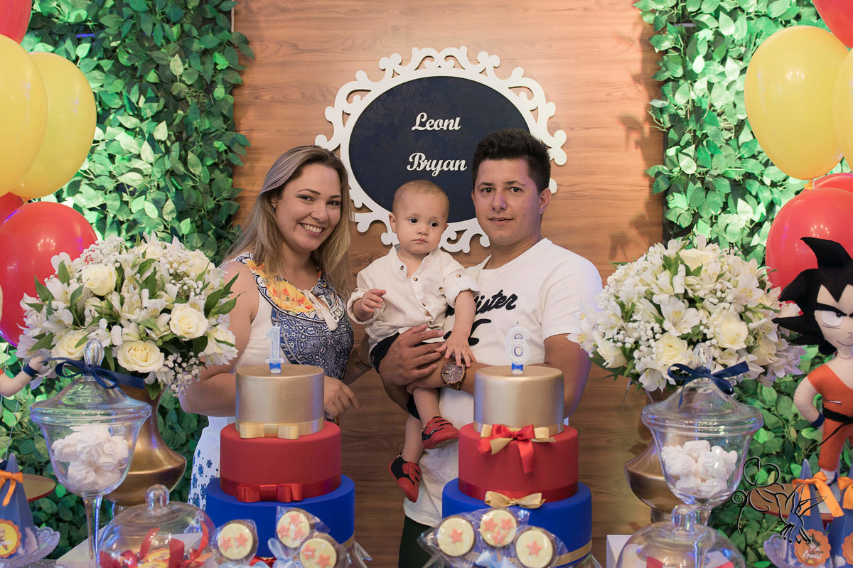 Bryan e seus pais sorrindo, clique de by Eli Matos