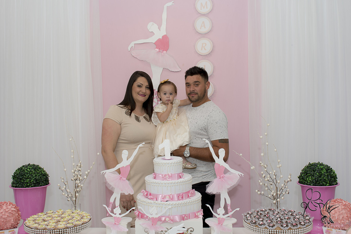 Mariáh e seus pais, alegres na sua festa de um aninho, registro de by Eli Matos