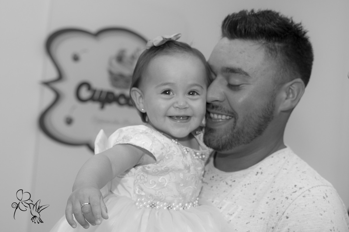 pai e filha sorriem em dia de festa, clique by Eli Matos