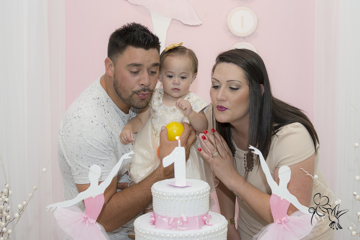 Mariáh sopra velinha de aniversário com seus pais, by Eli Matos clica o momento