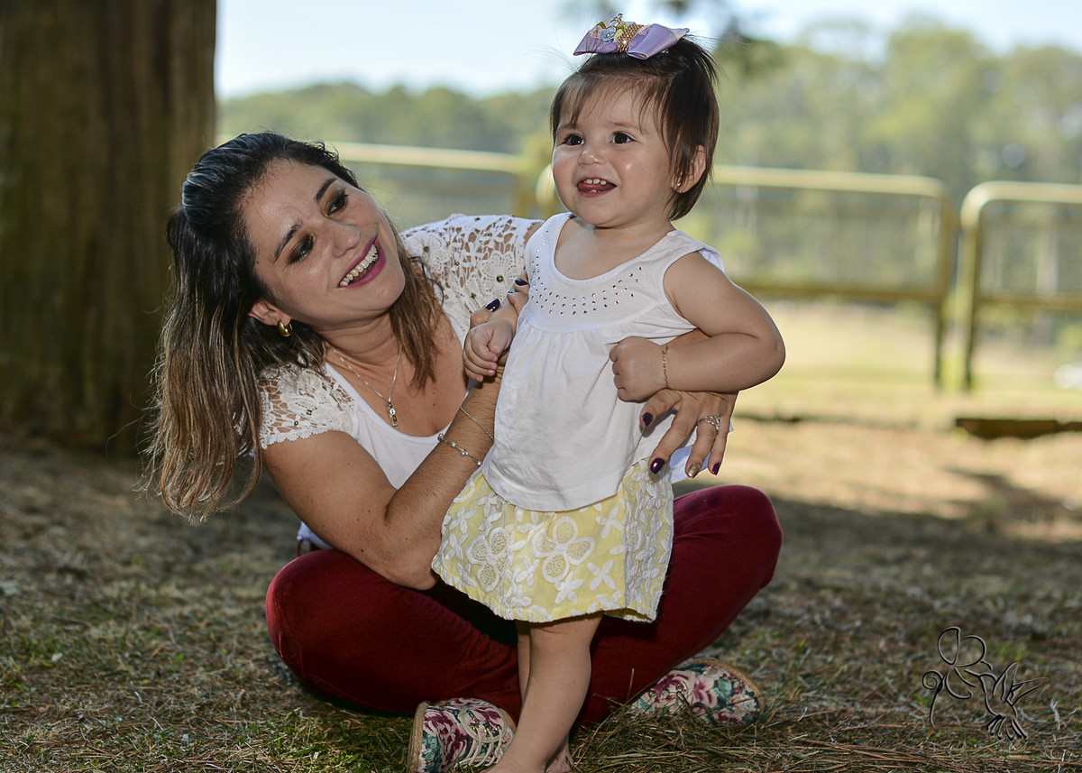 by Eli Matos clica mãe e filha sorrindo em um parque