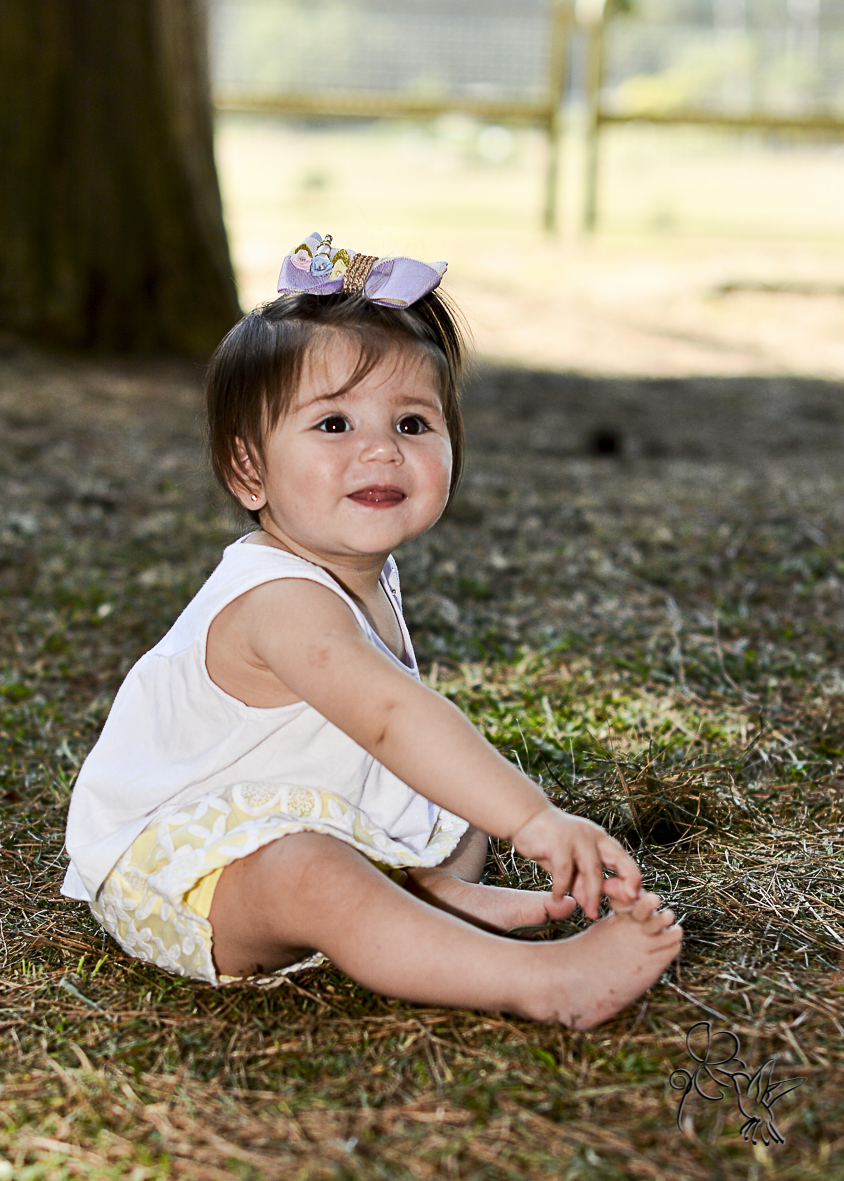 bebê sorri segurando seu pezinho no clique de by Eli Matos