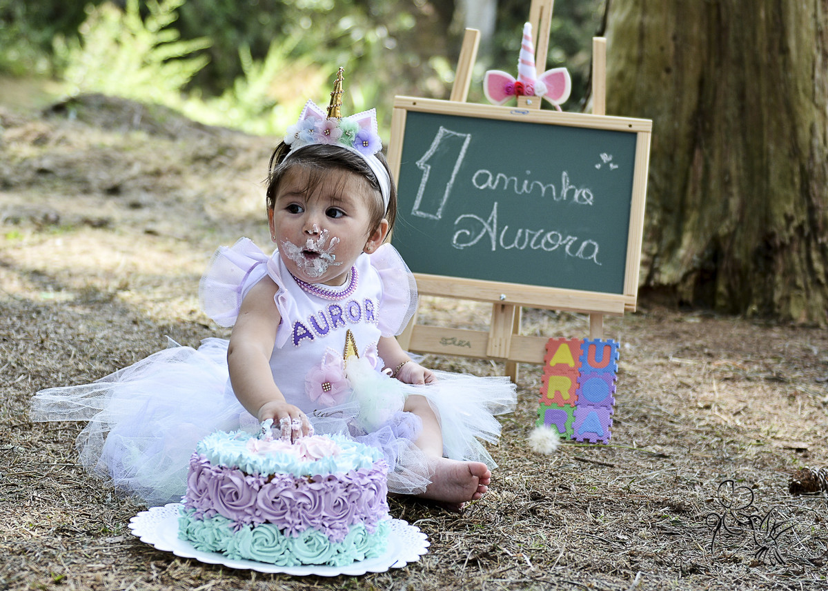 Criança com a mão em um bolo toda lamvuzada, by Eli Matos registrou