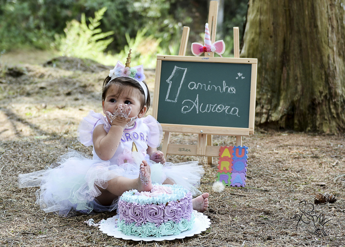 by Eli Matos clica criaça comendo bolo com as mãos, e com o pé encima do bolo, registro de by Eli Matos