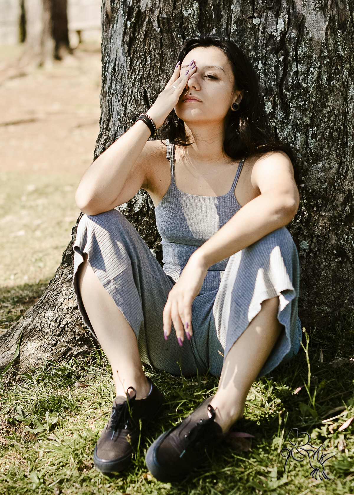 by Eli Matos registra Garota sentada proxima a uma arvore