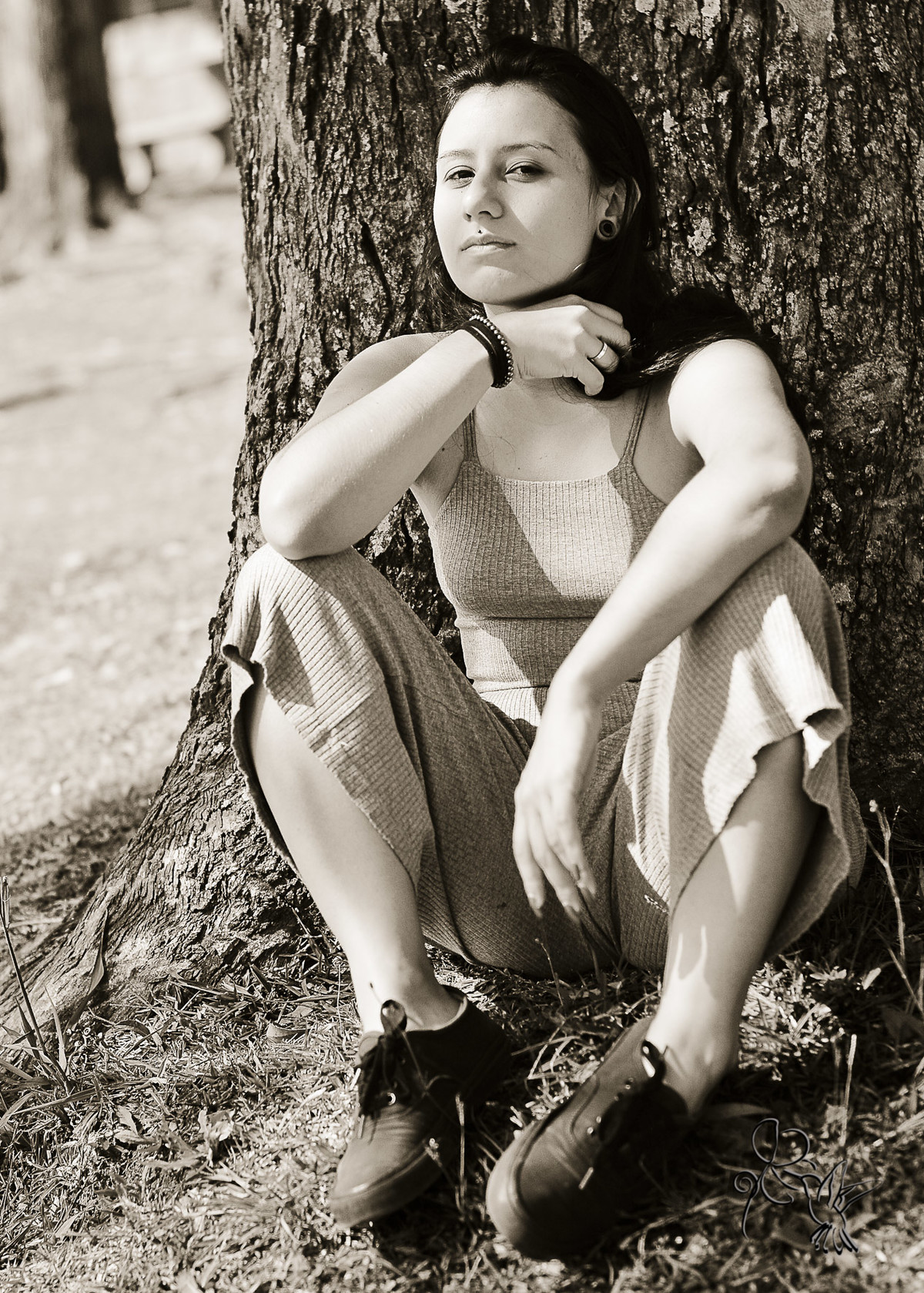 foto de by Eli Matos, de garota escorada em árvore pensativa
