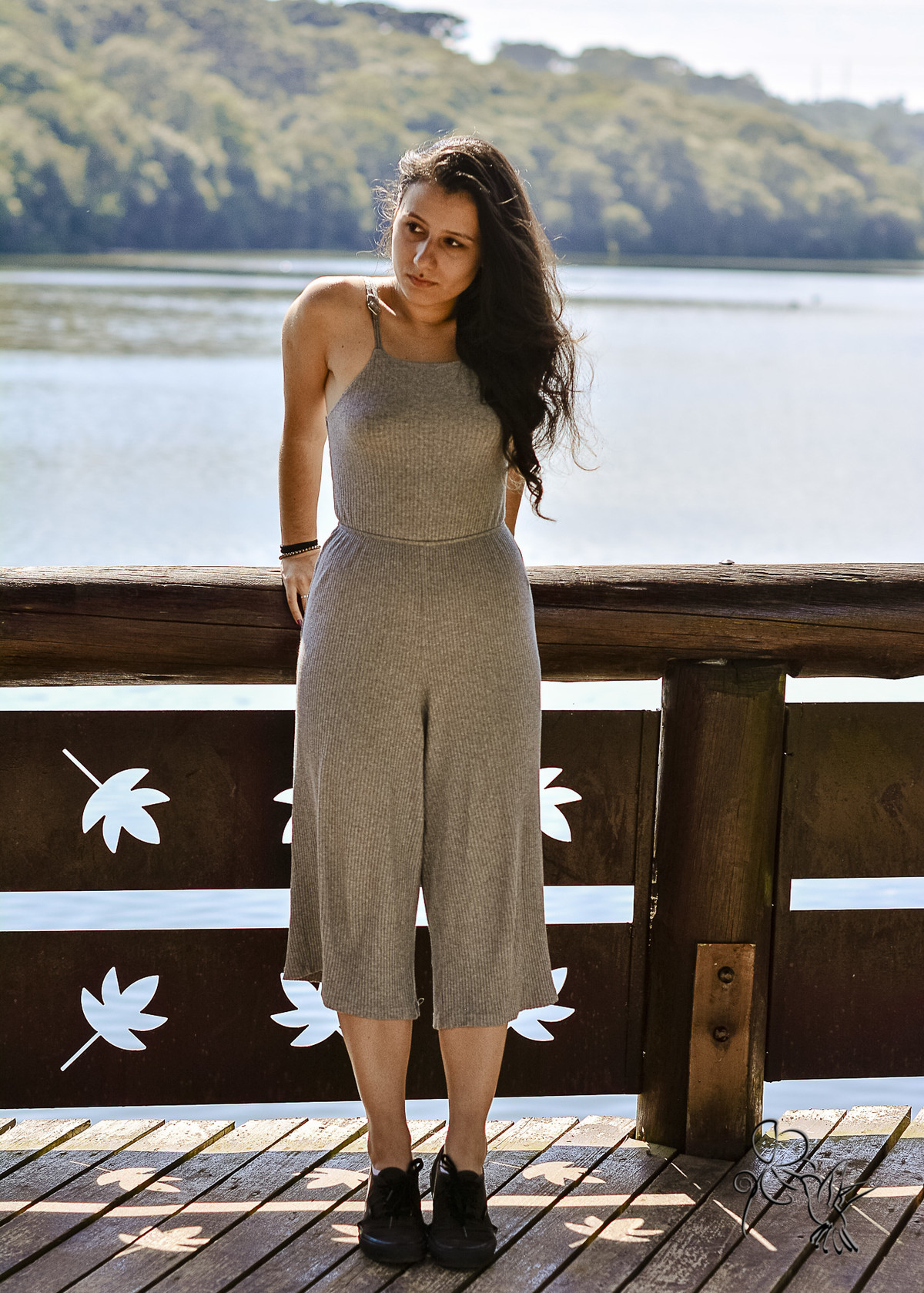 garota no jardim botânico de caxias do sul, com a lago ao fundo