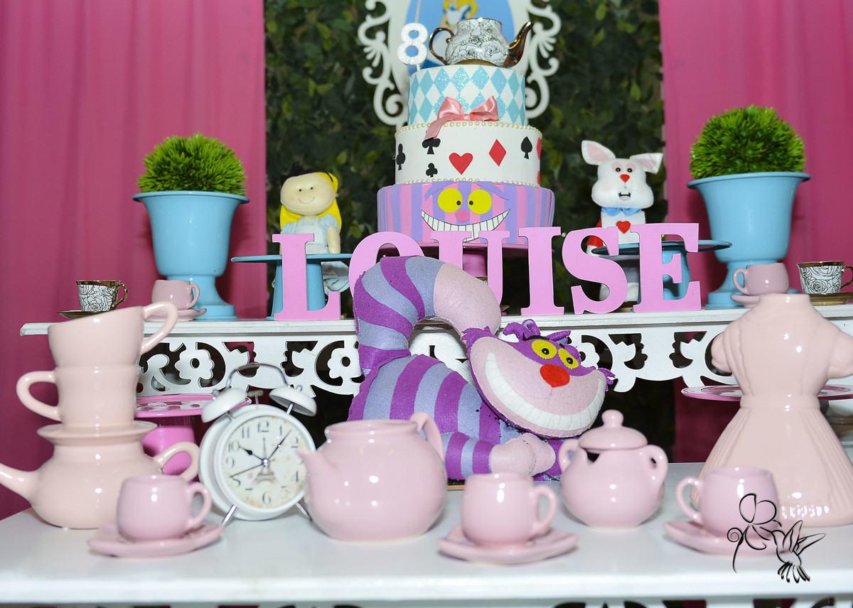 by Eli Matos, clica detalhe da mesa principal da festa da Louise com o gato da Fabula da Alice no país a maravilhas