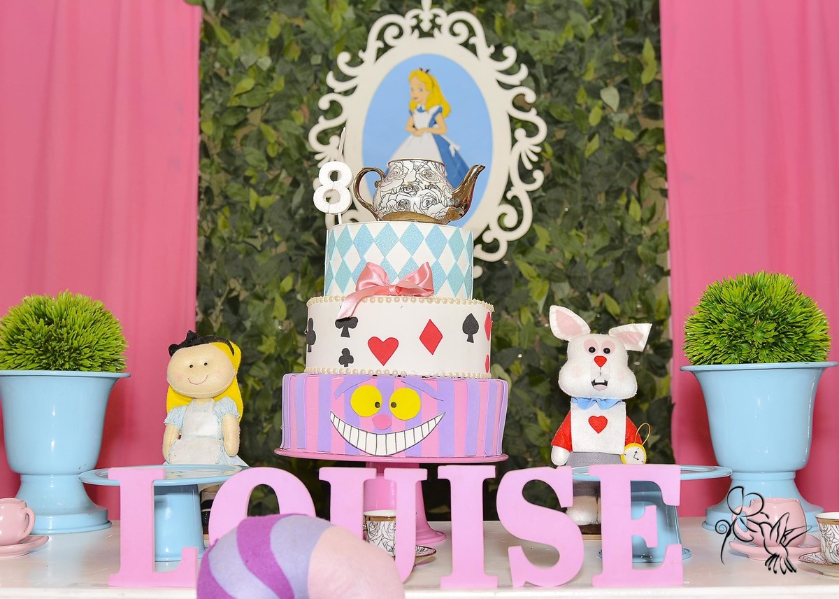 Detalhe do bolo fake no tema Alice no país das maravilhas, by Eli Matos registra