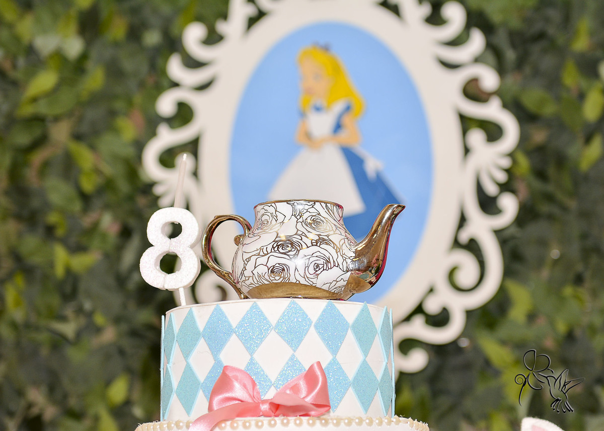 Xícara de chá com detalhes dourados, da festa da Louise