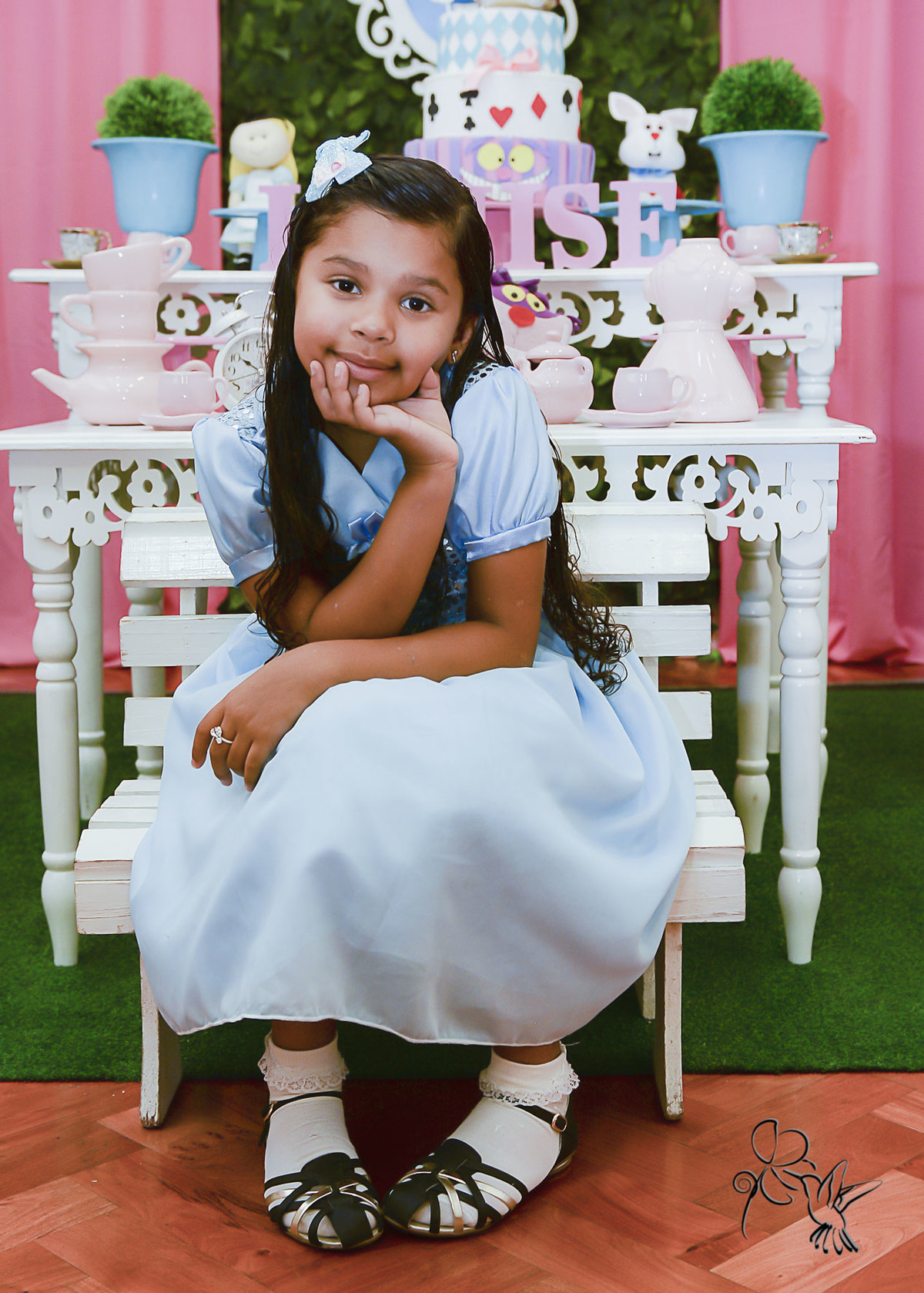 Menina sentada em banco com os pés virados para dentro, muito linda, by Eli Matos que clicou