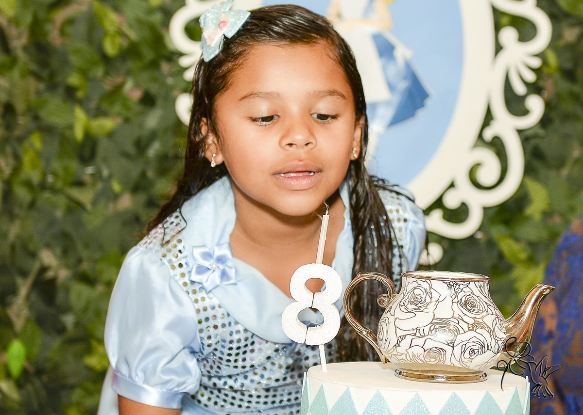 Louise sopra a vela do seu aniversário de oito anos, registrado por by Eli Matos