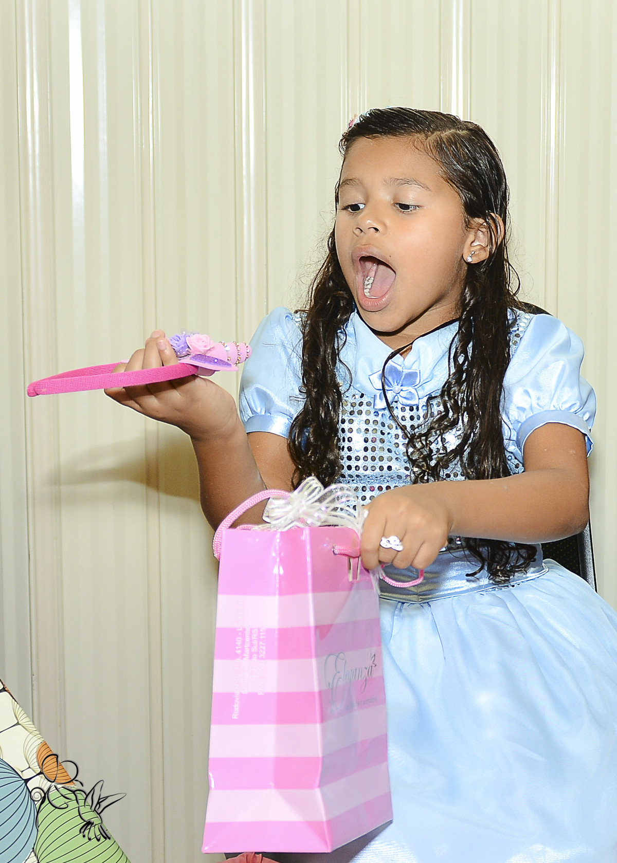 Menina se surpreende e abre a boca ao ver o seu presente, clique de by Eli Matos