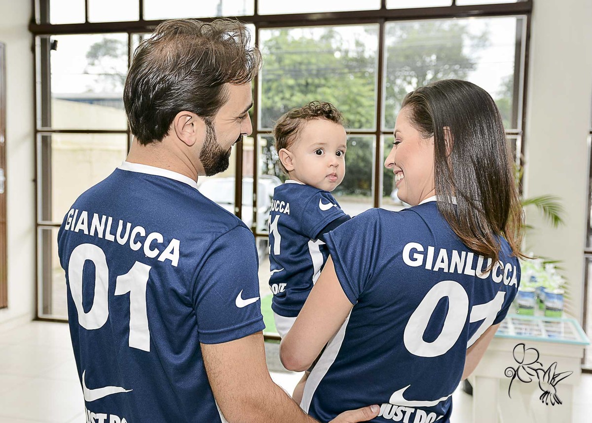 Pai e mãe de costas com camisetas iguais na festa de aniversário do bebê GianLucca, by  Eli Matos registrou