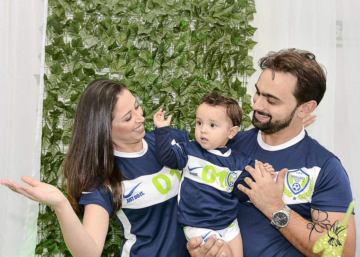 Registro de by  Eli Matos, mãe e pai com bebê no colo sorrindo