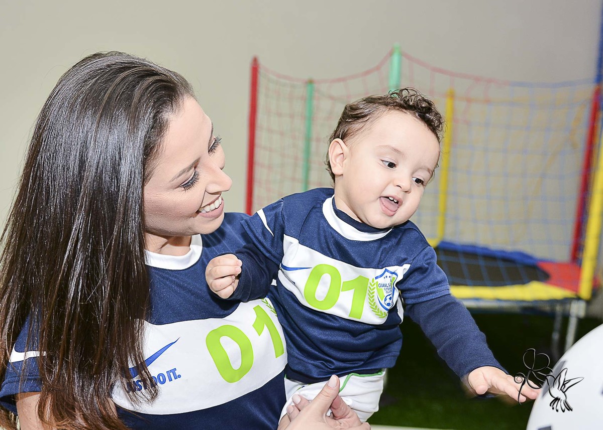 Bebê de um ano sorrindo no colo de sua mãe, by  Eli Matos clicando