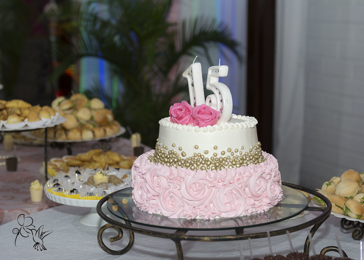 by Eli Matos mostra o bolo fake de 15 anos da festa da Eduarda