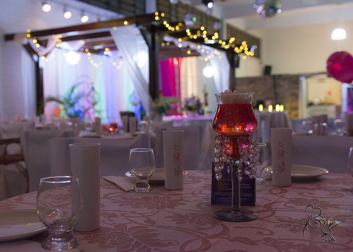by Eli Matos clica detalhe de uma mesa da festa de 15 anos da Eduarda