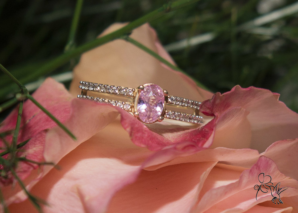 Anel de 15 anos em ouro e pedra rosa, com detalhes de pedras transparentes nas laterais, clique de by Eli Matos