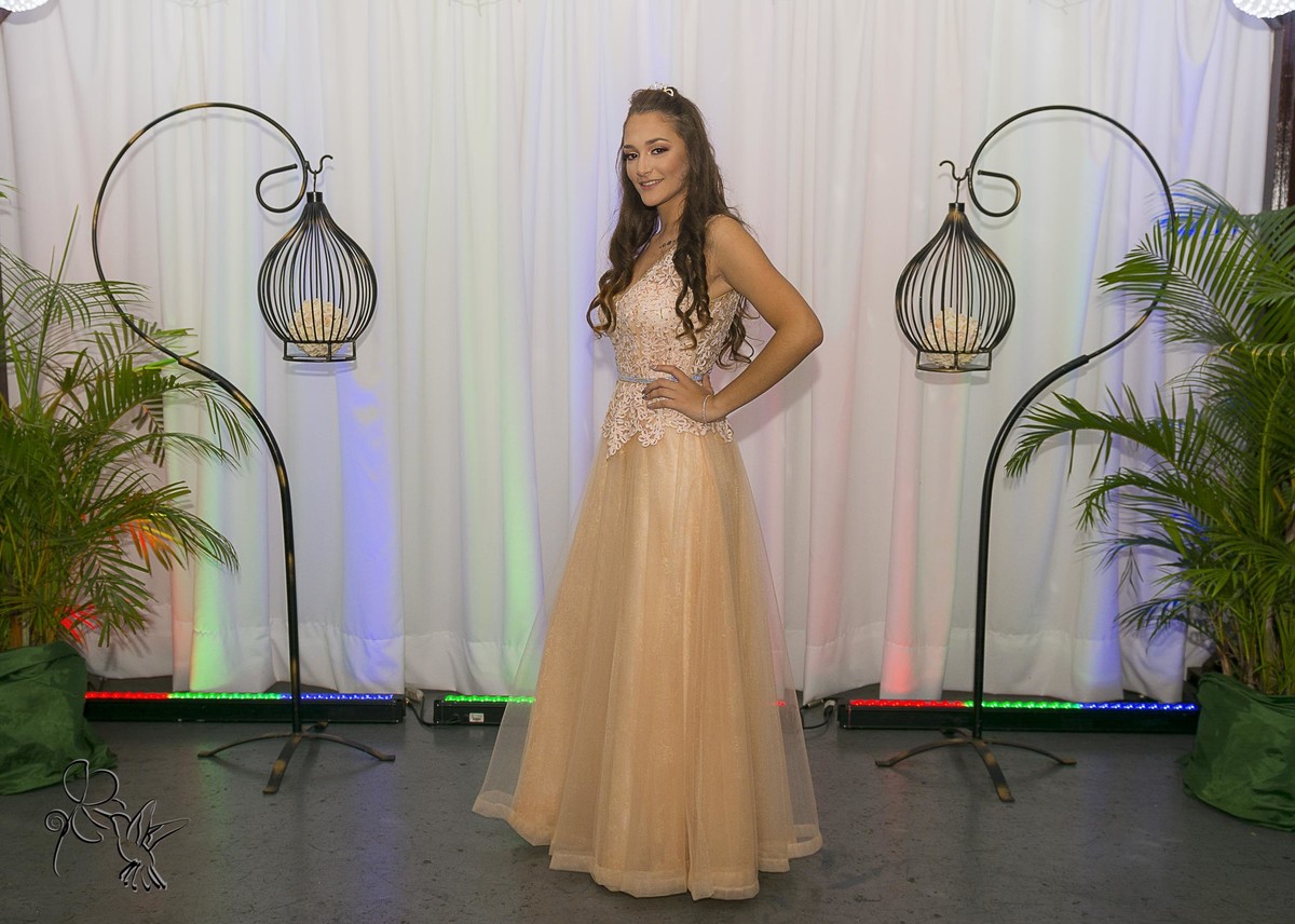 by Eli Matos, clicou a linda Eduarda com seu vestido creme de voal e renda,