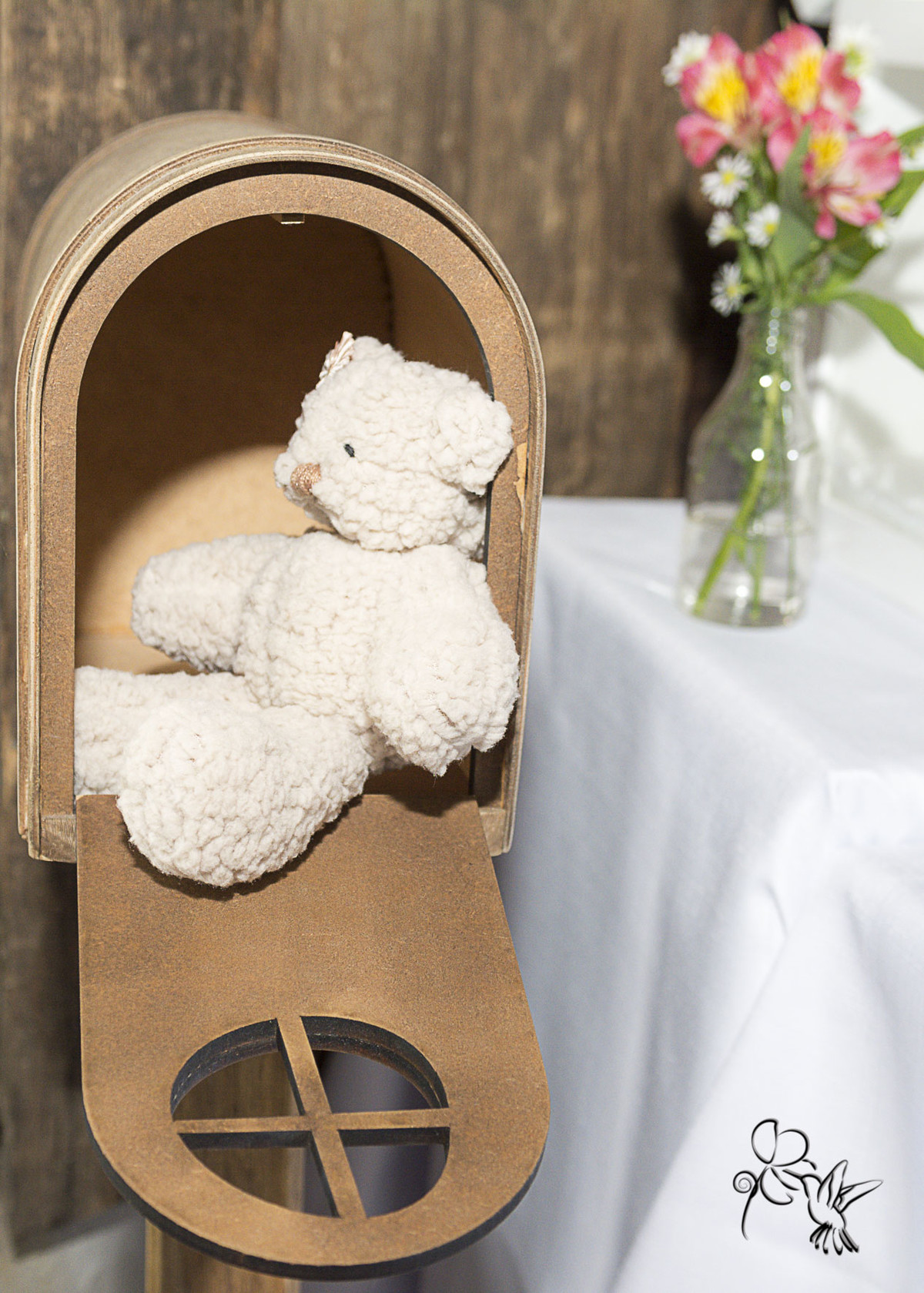 ursinho creme sentado em caixa de correio, by Eli Matos captou o detalhe do chá de fraldas da Cecilia