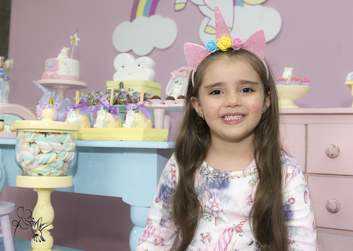 Menina de 5 anos sorri, registro de by Eli Matos