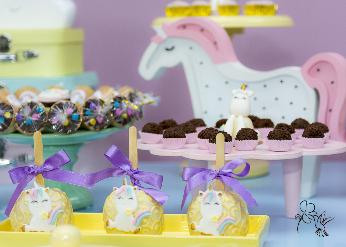 by Eli Matos  mostra maça decorada em amarelo com tema unicórnio