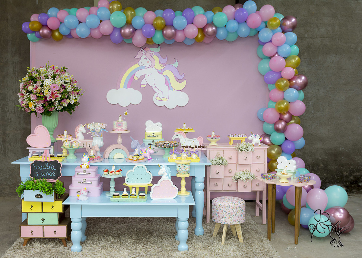 Painel de unicórnio com muitos detalhes rosa, azul, dourado e amarelo, clique de by Eli Matos