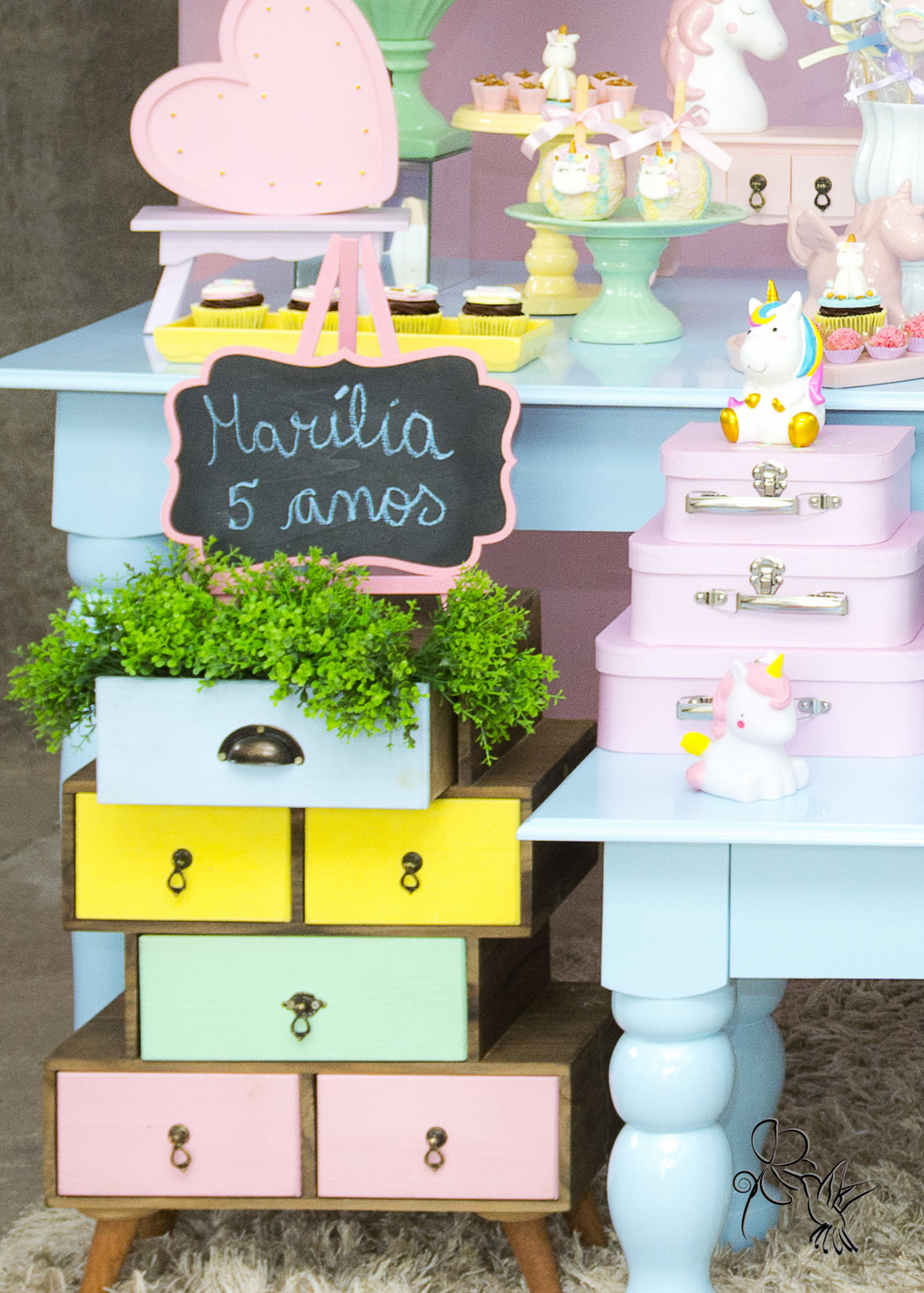 decoração de unicórnio, com gavetinhas coloridas, foto de by Eli Matos