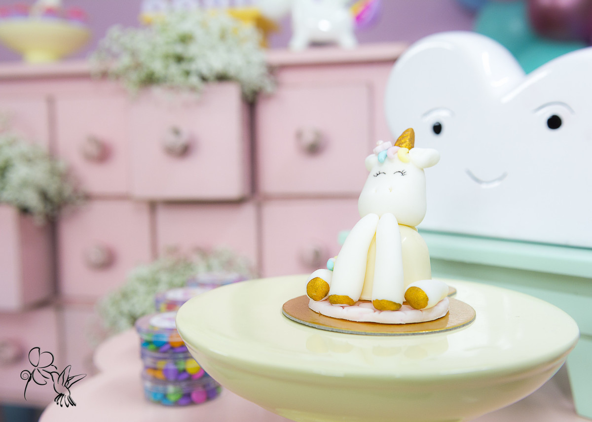 by Eli Matos  clica detalhe de unicórnio de cor creme sentadinho