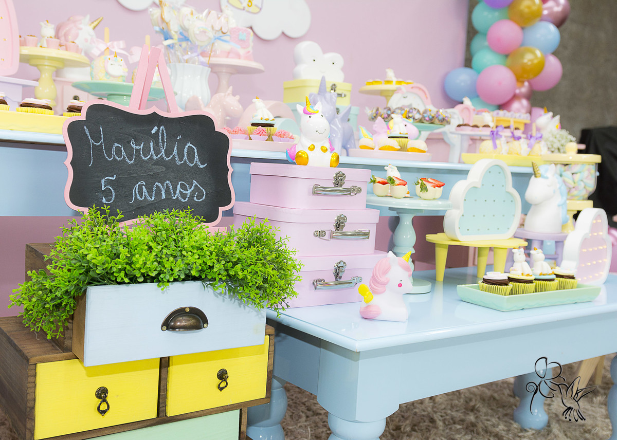 Detalhe da decoração de unicórnio da festa de 5 anos da Marília, mesascom gavetinhas e malinhas cooridas, clique de by Eli Matos