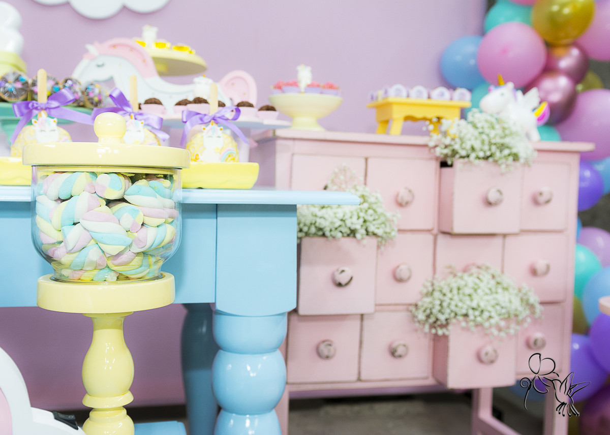 Detalhe de gavetinhas rosas com maços de flores de mel, clicado por by Eli Matos