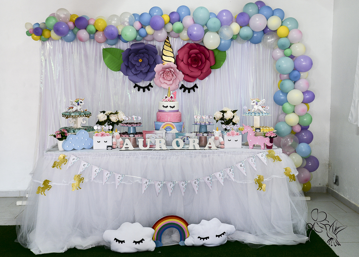mesa principal da decoração de festa com tema unicórnio em rosa azul, amarelo e lilás, clique de by Eli Matos