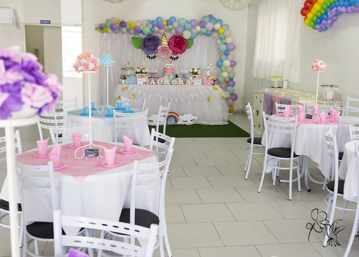 by Eli Matos mostra vista de um salão de festa infantil decorado com o tema unicórnio